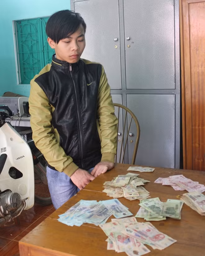 Lê Ngọc Kỳ và tang vật vụ án.