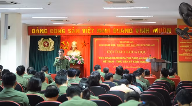 Đại tá, TS Đỗ Văn Hoan, Phó Cục trưởng Cục Khoa học, chiến lược và lịch sử Công an điều hành tham luận tại hội thảo.