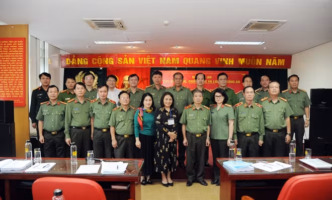 Các đại biểu tham dự hội thảo.
