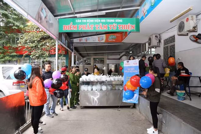 Quang cảnh điểm phát cơm từ thiện.