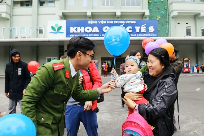 Món quà tuy không lớn nhưng chắc chắn sẽ là sự động viên không nhỏ giúp các gia đình bệnh nhi thêm vững tin chiến thắng bệnh tật.