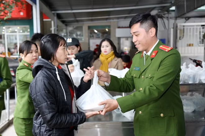 Tuổi trẻ Công an ngoài tổ chức phát cơm miễn phí, còn gặp mặt thăm hỏi, động viên với người nhà bệnh nhân.