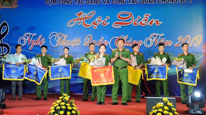 Ban Tổ chức trao giải Nhất toàn đoàn cho Trại giam Quyết Tiến.