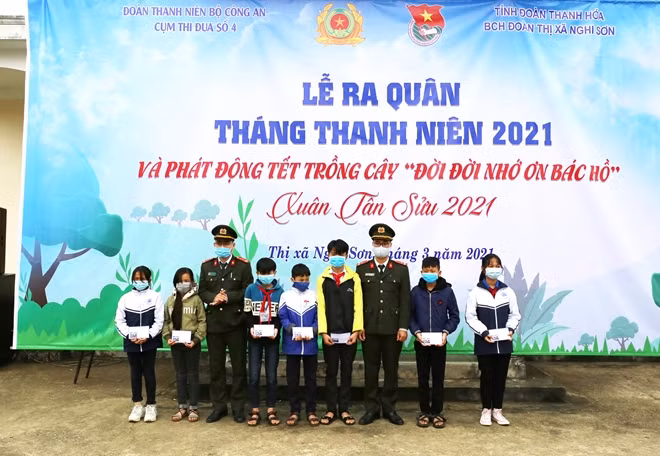 Đại diện Đoàn Thanh niên Cụm thi đua số 4 và các đại biểu trao quà cho các em học sinh có hoàn cảnh khó khăn trên địa bàn.