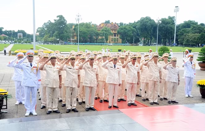 Đoàn đại biểu Đảng ủy Công an Trung ương, lãnh đạo Bộ Công an tưởng niệm Anh linh Chủ tịch Hồ Chí Minh.