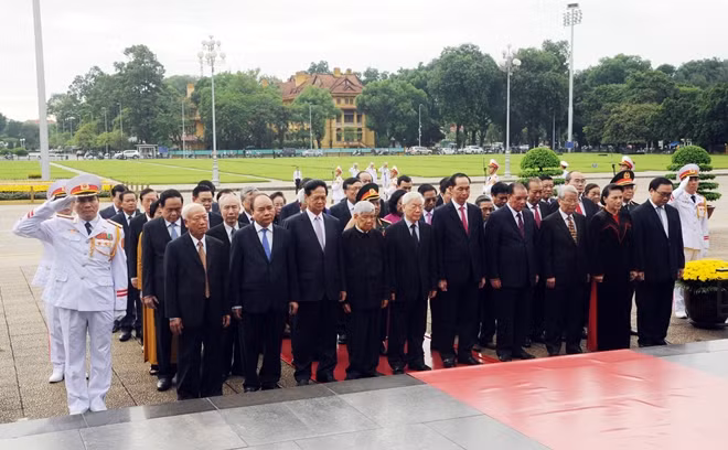 Các đồng chí lãnh đạo Đảng, Nhà nước, Mặt trận Tổ quốc Việt Nam tưởng nhớ Chủ tịch Hồ Chí Minh.