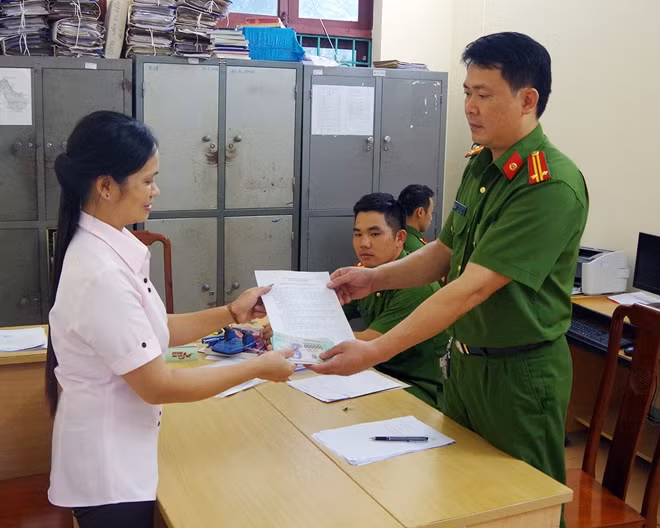 Cơ quan CSĐT Công an huyện Yên Minh trao trả lại tài sản cho Chị Nguyễn Thị Yên.
