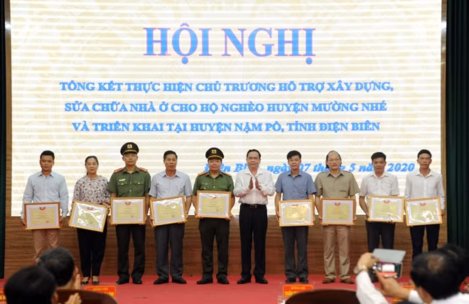 Đồng chí Trần Thanh Mẫn tặng Bằng khen cho 5 tập thể và 5 cá nhân có thành tích xuất sắc trong thực hiện chủ trương hỗ trợ xây dựng, sửa chữa nhà ở cho các hộ nghèo trên địa bàn huyện Mường Nhé.
