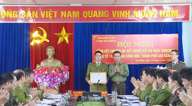 Lãnh đạo Công an tỉnh khen thưởng các tập thể và cá nhân có thành tích trong công tác điều tra, khám phá nhanh chuyên án.