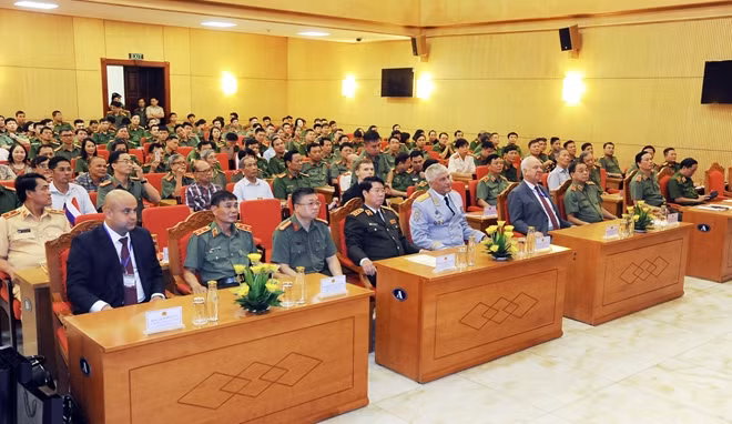Các đại biểu dự buổi gặp mặt.
