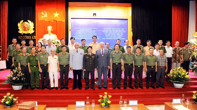 Thứ trưởng Bùi Văn Nam cùng ngài Bộ trưởng Kolokoltsev Vladimir Aleksandrovich và các đại biểu dự buổi gặp mặt.
