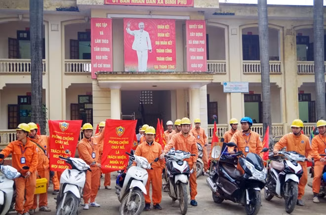 Tuổi trẻ các đơn vị ra quân tuyên truyền phòng chống cháy nổ trên địa bàn.