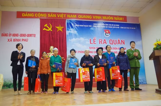 Tuổi trẻ các đơn vị tặng quà tới các hộ nghèo trên địa bàn huyện Thạch Thất.