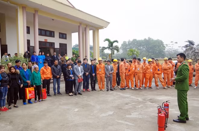 Cán bộ Cảnh sát PCCC TP Hà Nội đang hướng dẫn người dân cách sử dụng bình chữa cháy.