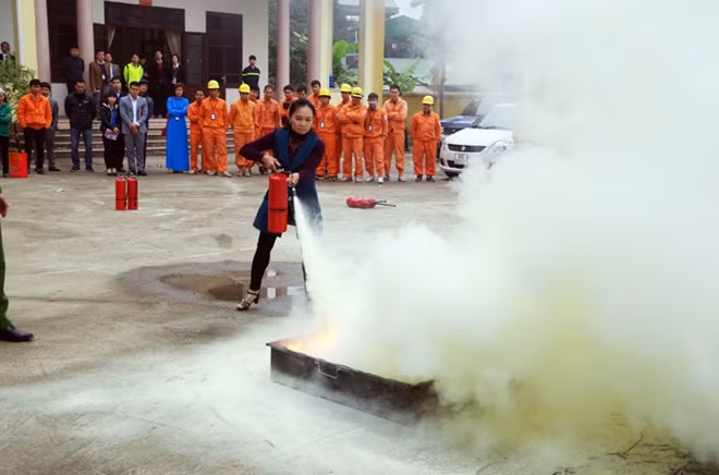 Người dân thực hành sử dụng bình chữa cháy.