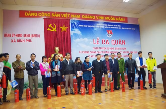 Tuổi trẻ các đơn vị tặng quà tới người dân và tặng bình chữa cháy các hộ sản xuất trên địa bàn huyện Thạch Thất.