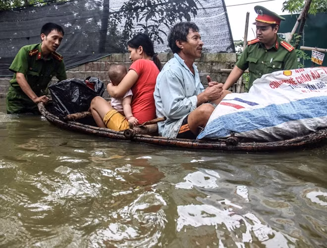 Công an huyện Chương Mỹ những ngày qua huy động 100% quân số ứng trực triển khai phương án phòng chống thiên tai, phối hợp với các lực lượng giúp dân di dời tài sản và nhân dân vùng nguy cơ lũ lụt đến nơi an toàn.