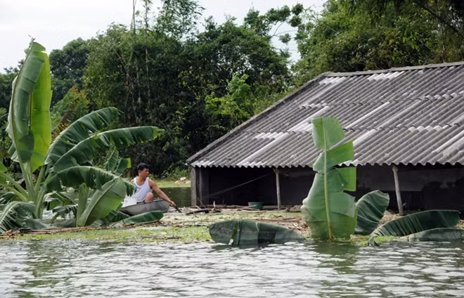 Hiện nước đã rút một phần nhưng khá chậm nên người dân vẫn chưa thể về nhà.