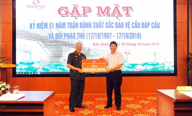 Ông Nguyễn Văn Hùng trao số tiền 100 triệu đồng tặng Ban Liên lạc bạn chiến đấu Lữ đoàn 226