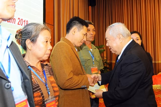Ban Tổ chức trao quà tặng thân nhân các gia đình liệt sĩ.