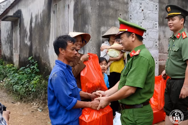 Tuổi trẻ CAND động viên các hộ dân sớm vượt qua khó khăn, ổn định cuộc sống.