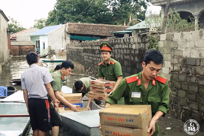 Những suất quà được tuổi trẻ CAND chuẩn bị kỹ, gồm các nhu yếu phẩm phục vụ sinh hoạt gia đình.