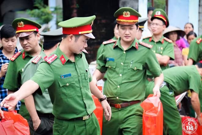 Từ sớm Đoàn công tác đã có mặt tại nơi các hộ dân vẫn còn bị cô lập do nước ngập cao.