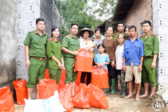 Đoàn công tác tới thăm hỏi, động viên các hộ dân vẫn bị ngập.