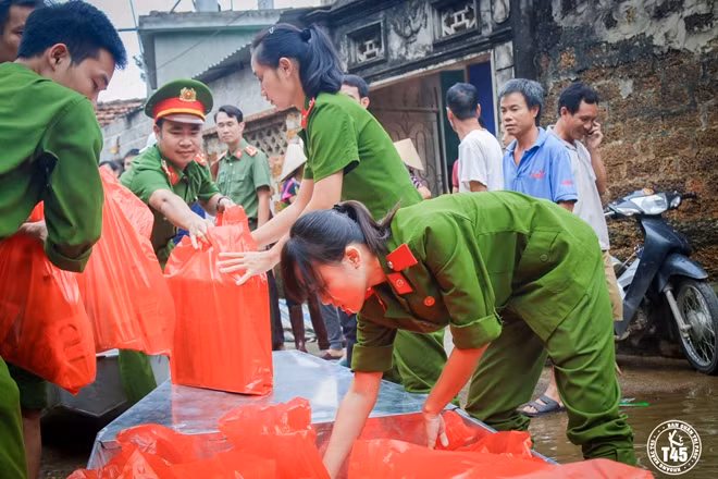 Tại đây, tuổi trẻ CAND nhanh chóng chuyển những suất quà xuống thuyền.
