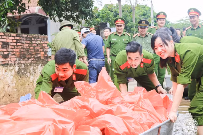 Và cùng nhau di chuyển tới các hộ dân.