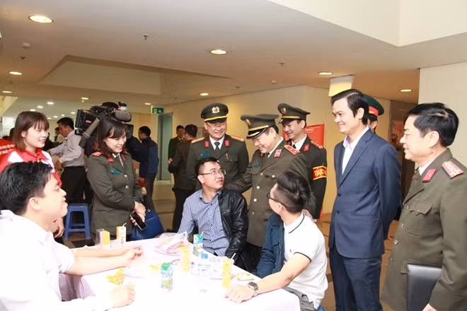 Trung tướng Nguyễn Xuân Mười, đồng chí Bùi Quang Huy thăm hỏi, động viên các đoàn viên thanh niên tham gia hiến máu