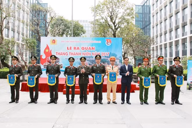 Trung tướng Nguyễn Xuân Mười trao cờ lưu niệm tặng các đơn vị tham dự lễ ra quân.
