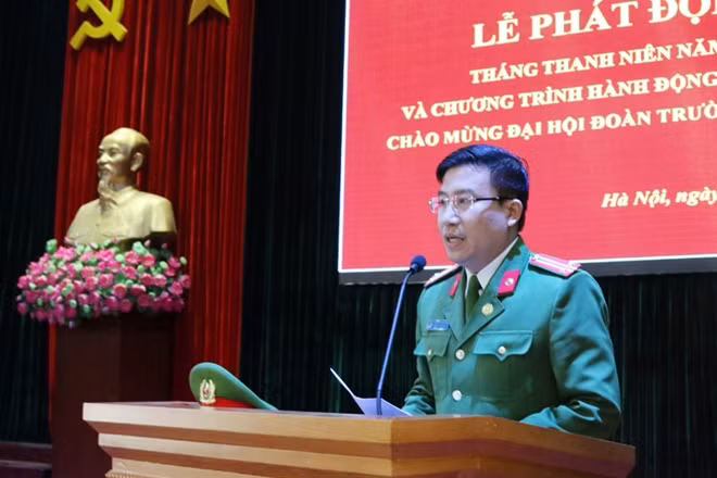 Trung tá Nguyễn Anh Tuấn, Phó Hiệu trưởng Trường Trung cấp CSVT phát biểu tại buổi lễ.