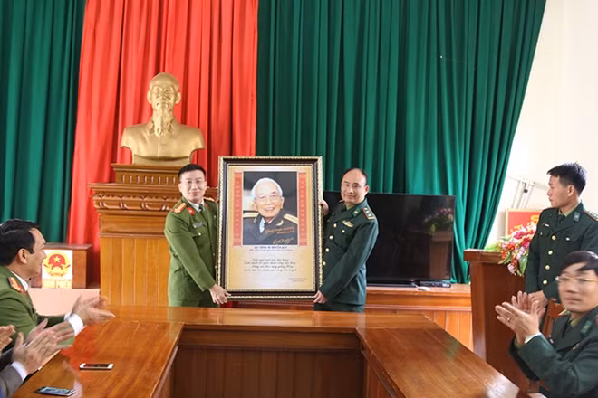 Lãnh đạo Trường Trung cấp Cảnh sát vũ trang tặng tranh Đồn Biên phòng Na Mèo.
