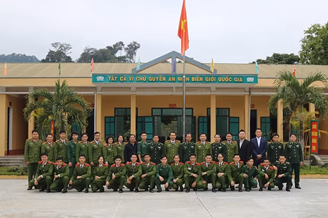 Đoàn công tác và đơn vị Đồn Biên phòng Tam Thanh.