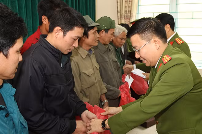Trên địa bàn xã Tam Thanh, Đoàn công tác đã tổ chức thăm hỏi, trao quà hỗ trợ nhân dân có hoàn cảnh khó khăn.
