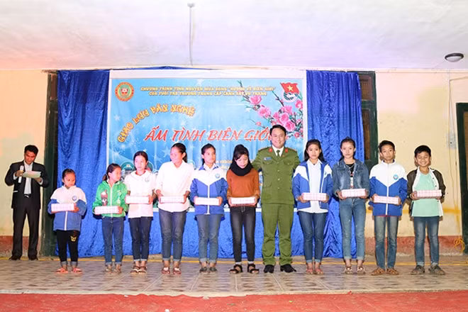 Tại đây, Đoàn cũng đã tổ chức thăm hỏi, trao quà tặng các em học sinh.