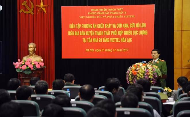 Thiếu tướng Hoàng Quốc Định, Giám đốc Cảnh sát PCCC TP Hà Nội phát biểu tại buổi diễn tập.