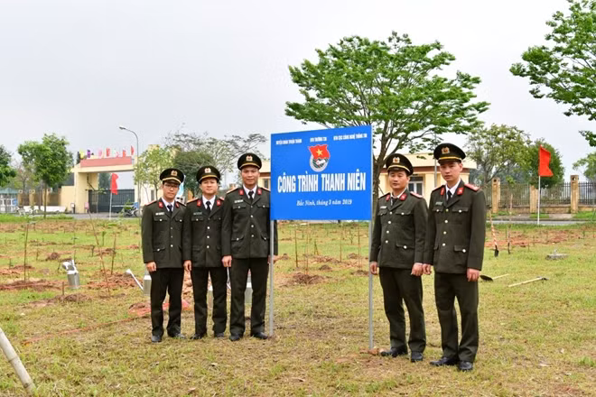 Đại diện Ban Chấp hành Đoàn Thanh niên hai đơn vị chụp ảnh lưu niệm tại vườn cây Công trình Thanh niên năm 2019 mới được hoàn thành