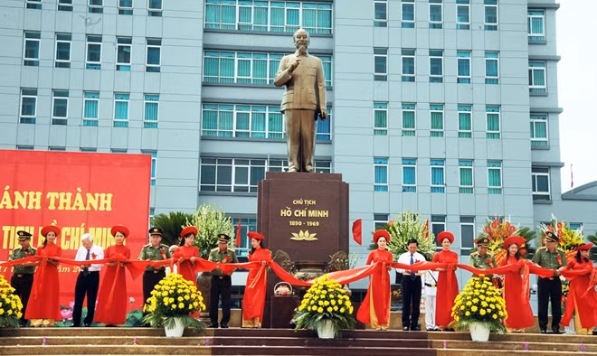 Thứ trưởng Bùi Văn Nam và đồng chí Trần Văn Chung, Phó Bí thư Thường trực Tỉnh ủy, Chủ tịch HĐND tỉnh Nam Định cùng các đại biểu cắt băng khánh thành tượng đài Chủ tịch Hồ Chí Minh tại khuôn viên trụ sở Công an tỉnh.