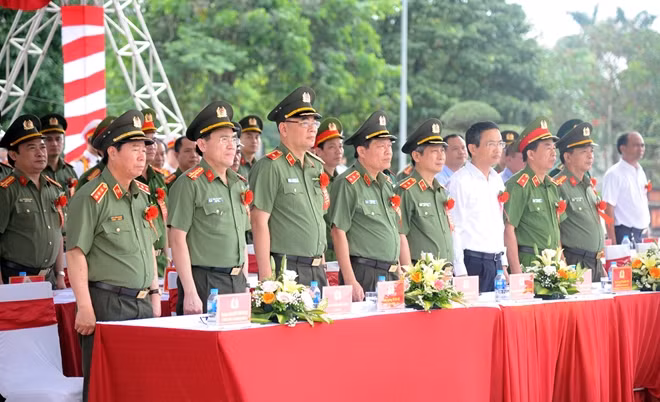 Các đại biểu tham dự buổi lễ khánh thành.