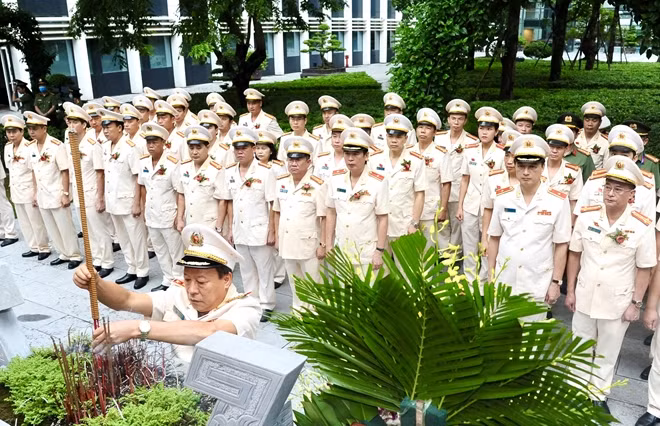 Thứ trưởng Lê Quý Vương dâng nén hương thơm lên anh linh Chủ tịch Hồ Chí Minh.