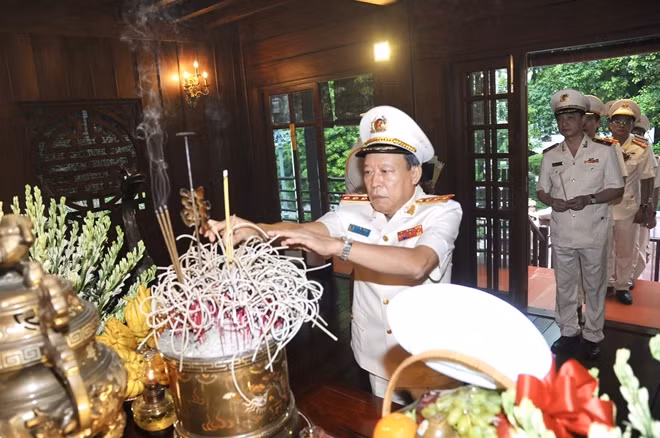Thứ trưởng Lê Quý Vương dâng hương tại Nhà tưởng niệm.