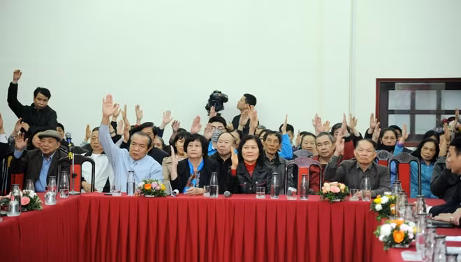 Cử tri biểu quyết tín nhiệm giới thiệu người ứng cử.