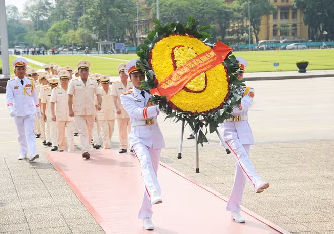 Đoàn đại biểu vào Lăng viếng Chủ tịch Hồ Chí Minh.