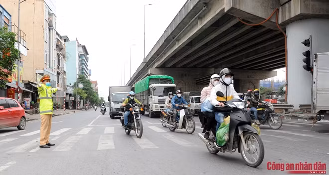 Cũng tại cửa ngõ phía Nam của Thủ đô, Đội Cảnh sát giao thông số 14, Công an TP Hà Nội kiên trì bám trụ trên những cung đường từ sáng sớm làm nhiệm vụ.