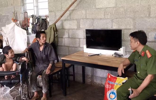 Trao tặng 20kg gạo, tivi và động viên ông Sì từng bước vượt qua khó khăn.