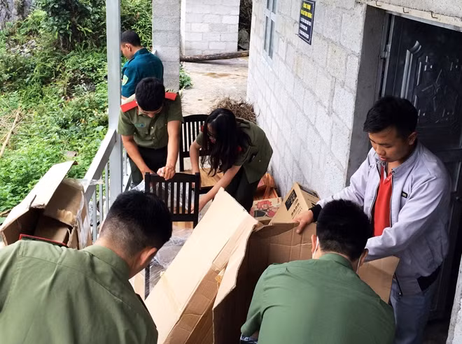 CBCS Công an huyện Đồng Văn lắp bộ bàn ghế, món quà của các nhà tài trợ và CBCS Báo CAND gửi trao tặng gia đình ông Sì.