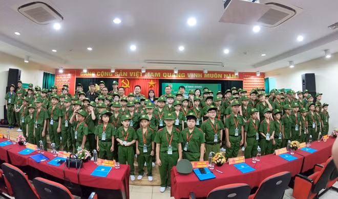 Các học viên chụp ảnh cùng Ban Tổ chức Chương trình “Học làm chiến sỹ Công an”.