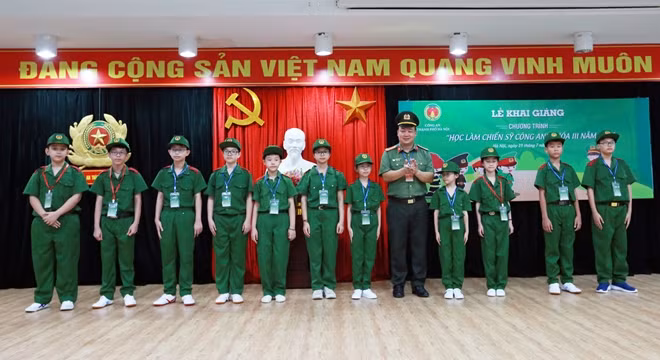 Ban Tổ chức trao thẻ học viên cho các em tham gia chương trình.